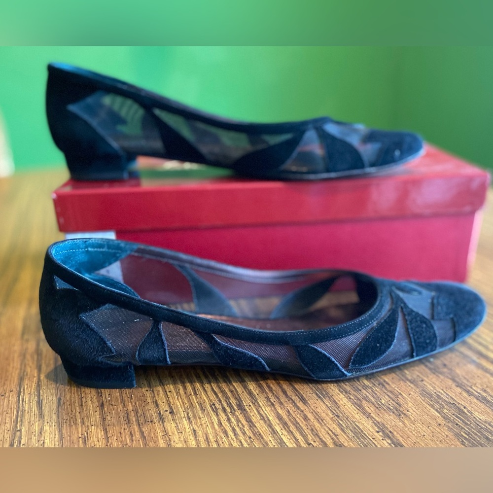 Salvatore Ferragamo Nero Suede Kid size 9 1/2 AA